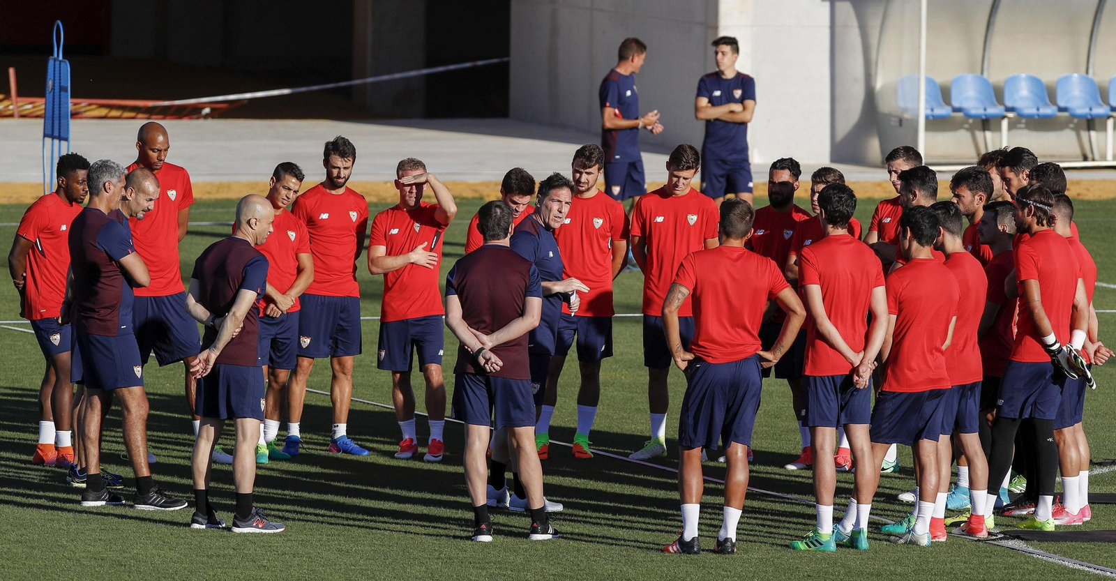 Eduardo Berizzo se dirige a la plantilla durante la primera sesión de entrenamiento en la ciudad deportiva sevillista.