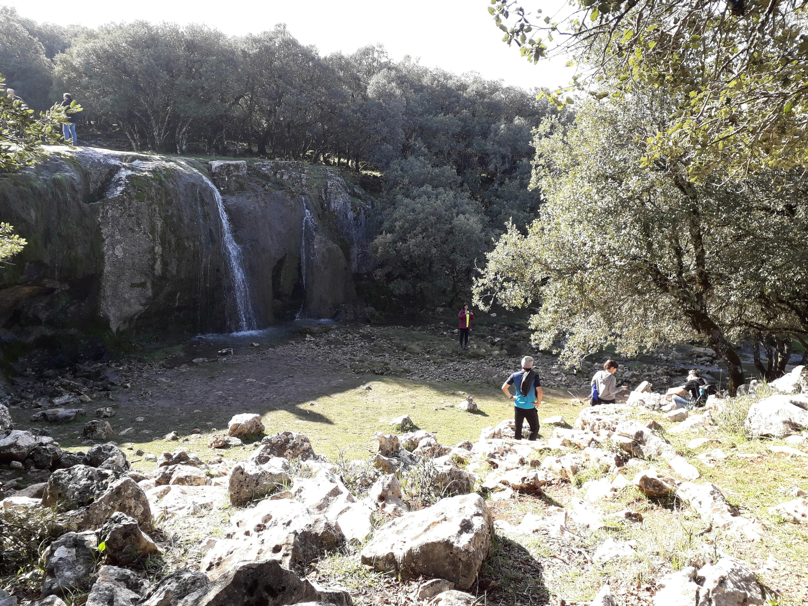 Excursionista en la cascada de las Chorreras altas. Los ríos de Córdoba se llenan de vida