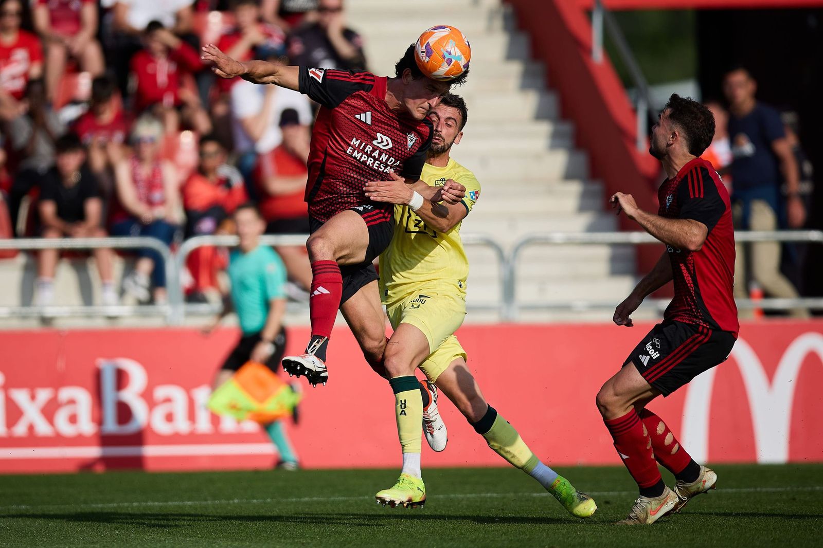 Centelles pugna por un balón con un rival durante la visita de la pasada temporada de los rojiblancos al Mirandés.