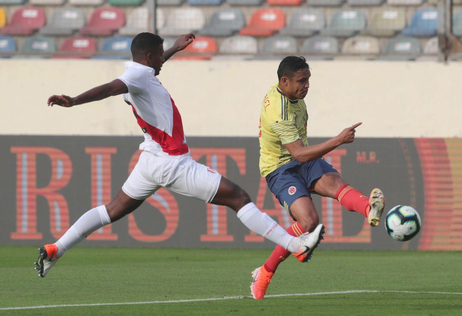 Muriel dispara a puerta en el reciente Colombia-Perú.