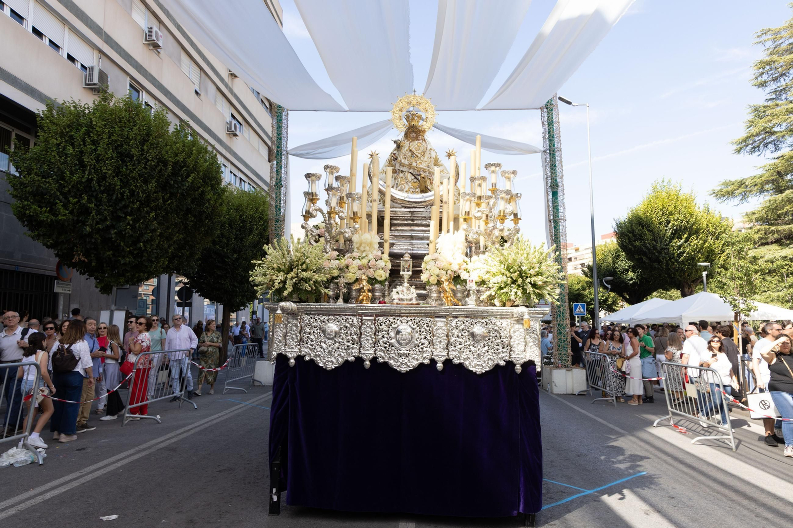 Un Jaén repleto de fieles acompañan los traslados de las veinte imágenes de la Magna (II)
