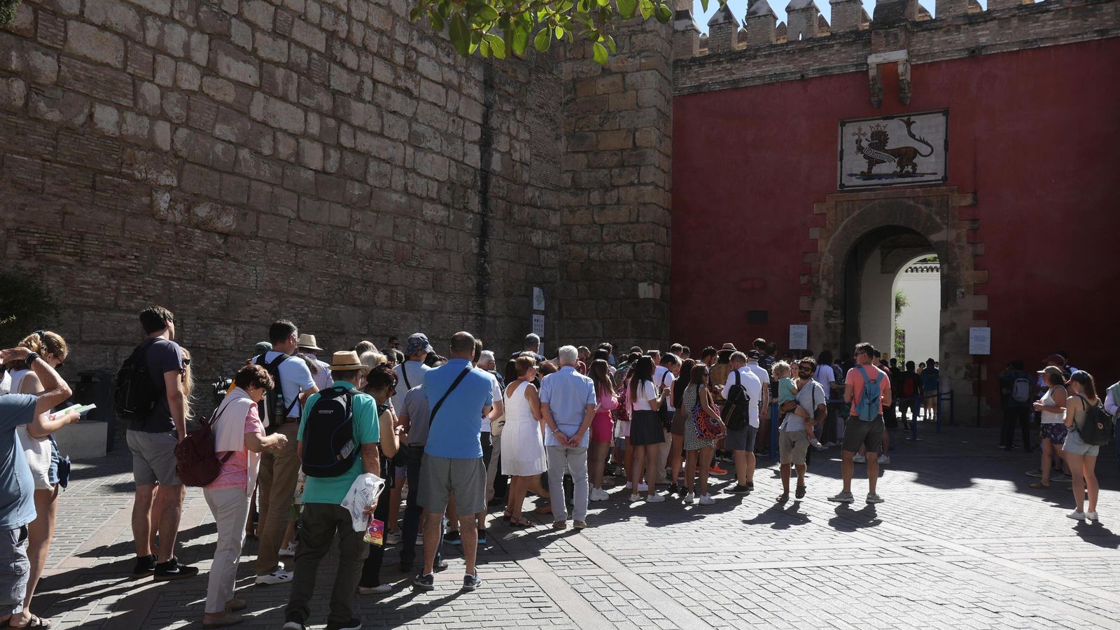Colas en el Alcázar, en el Día Mundial del Turismo.
