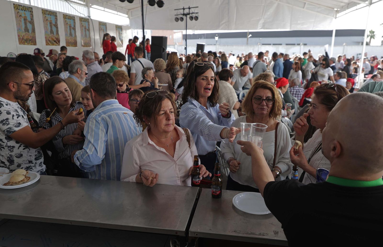 Búscate en las fotos de la Olla de San Isidro en Los Barrios .