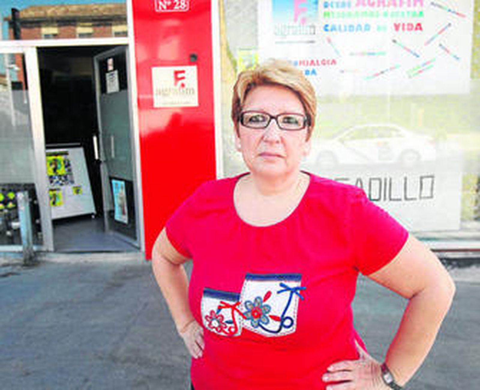 Rosa María Fernández, ante la sede de Agrafim, en el Camino de Ronda.