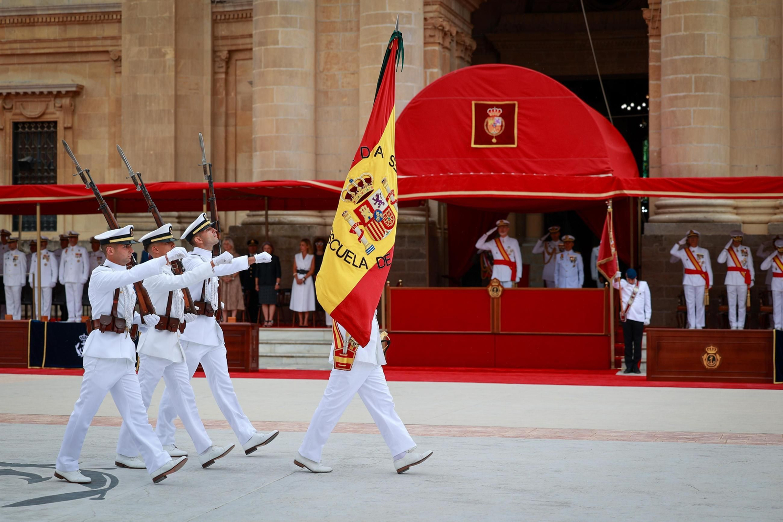 Las imágenes de la entrega de despachos a los nuevos suboficiales de la Armada que ha presidido el Rey en San Fernando