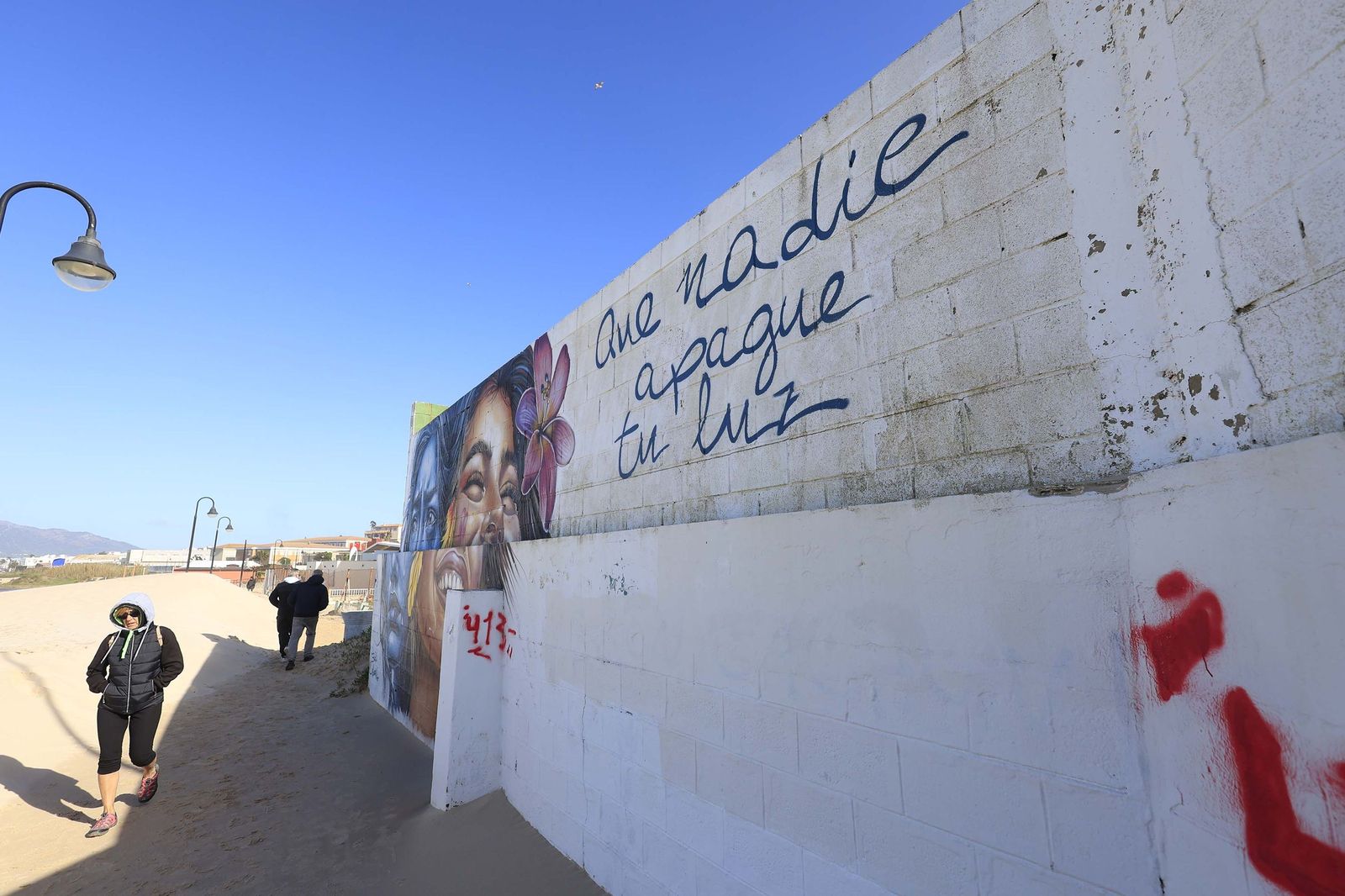 Las fotografías del paseo marítimo de Los Lances tras la borrasca Oriana