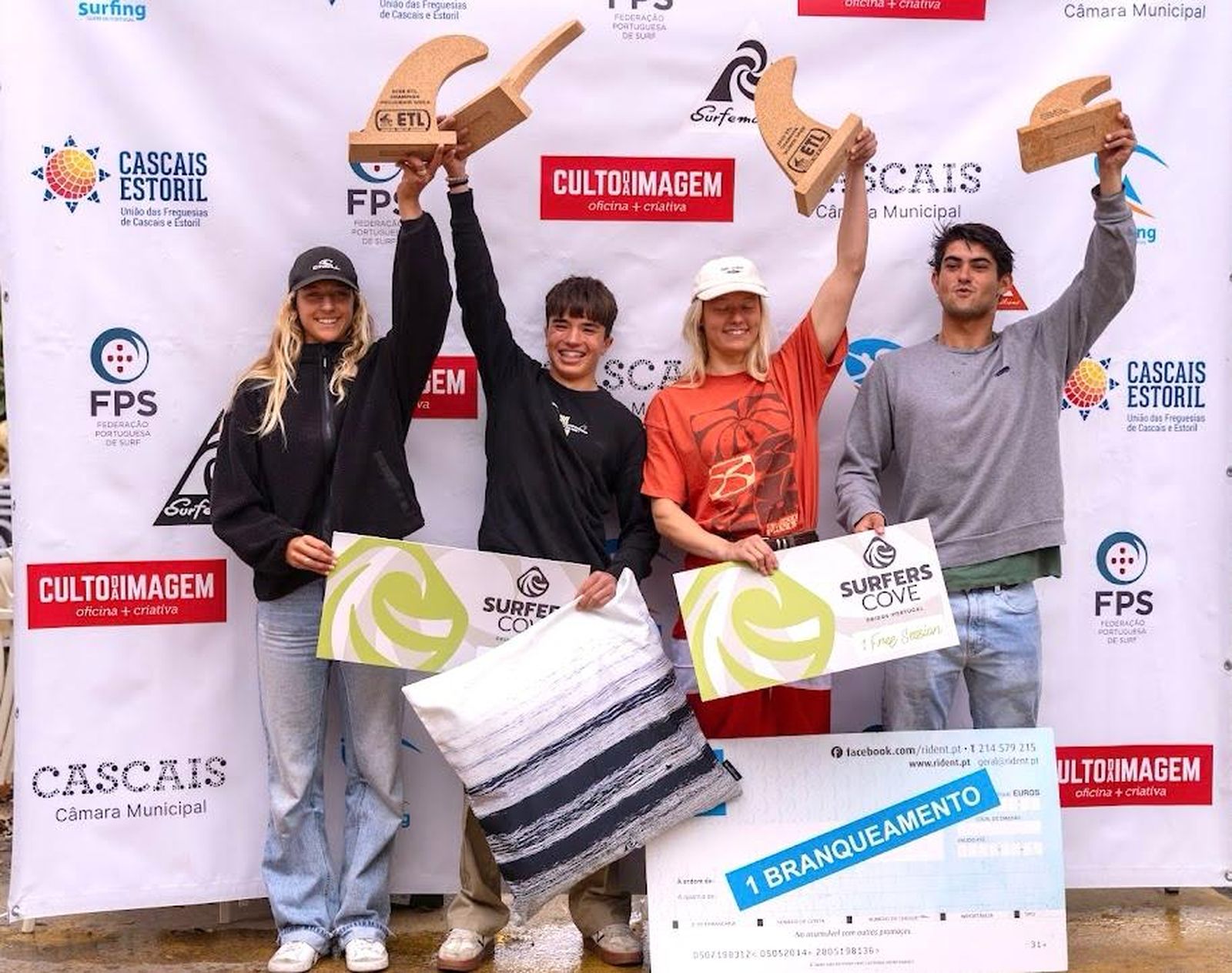 Julieta Rodríguez-Villamil, a la izquierda, alzando su trofeo.