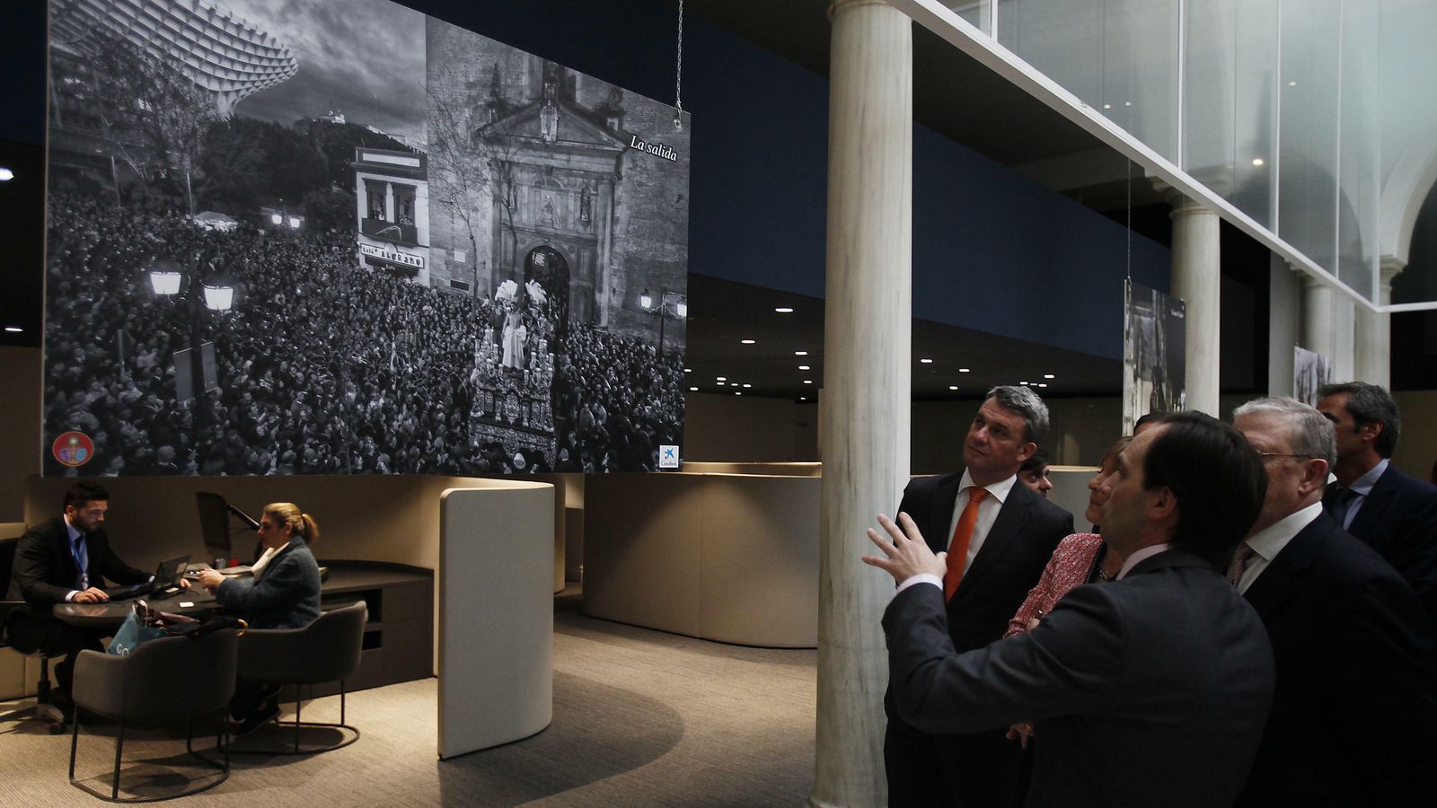 El autor explicando alguna de las imágenes.