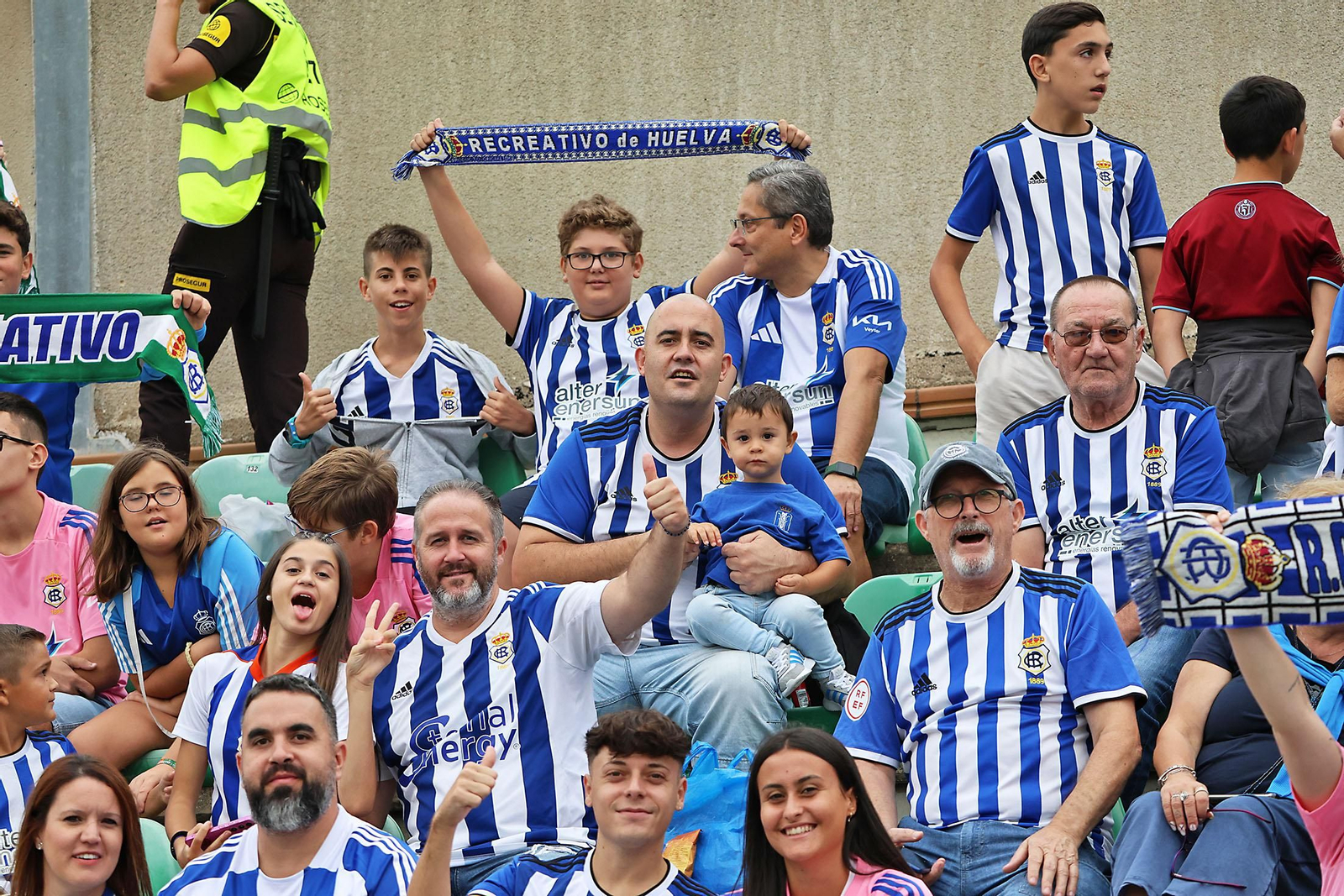 Búscate en las gradas del Betis Deportivo-Recreativo de Huelva