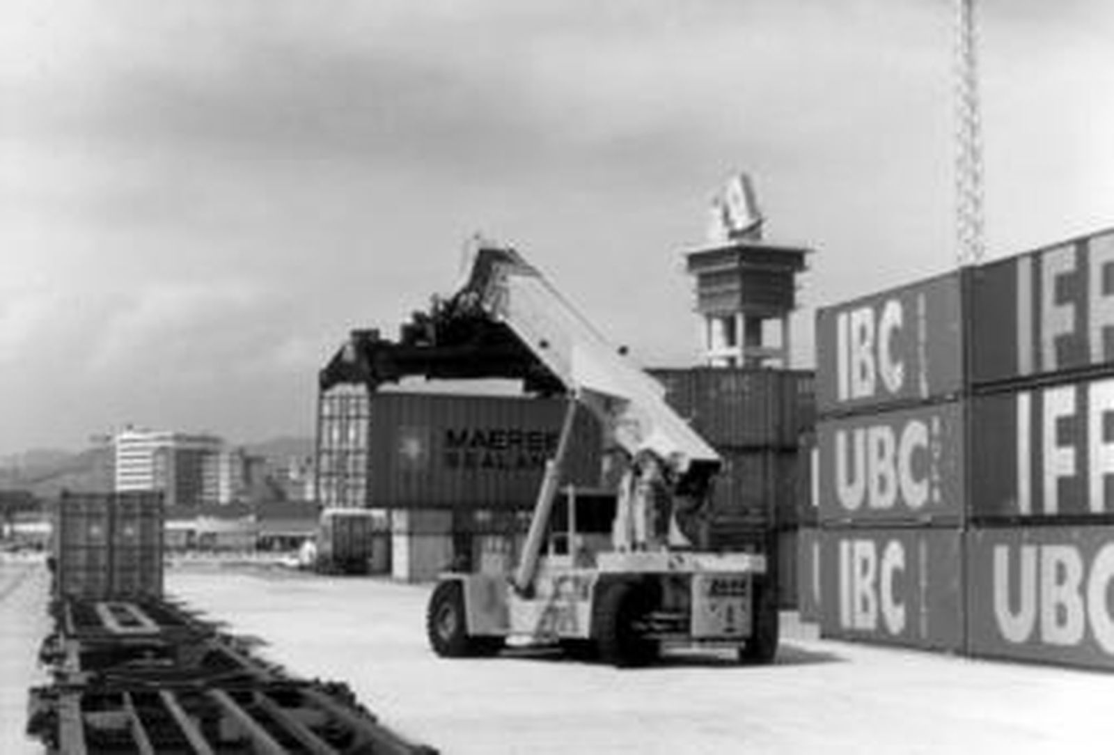 Momento de una carga de un contenedor de Maersk Line en un tren en el puerto de Algeciras.