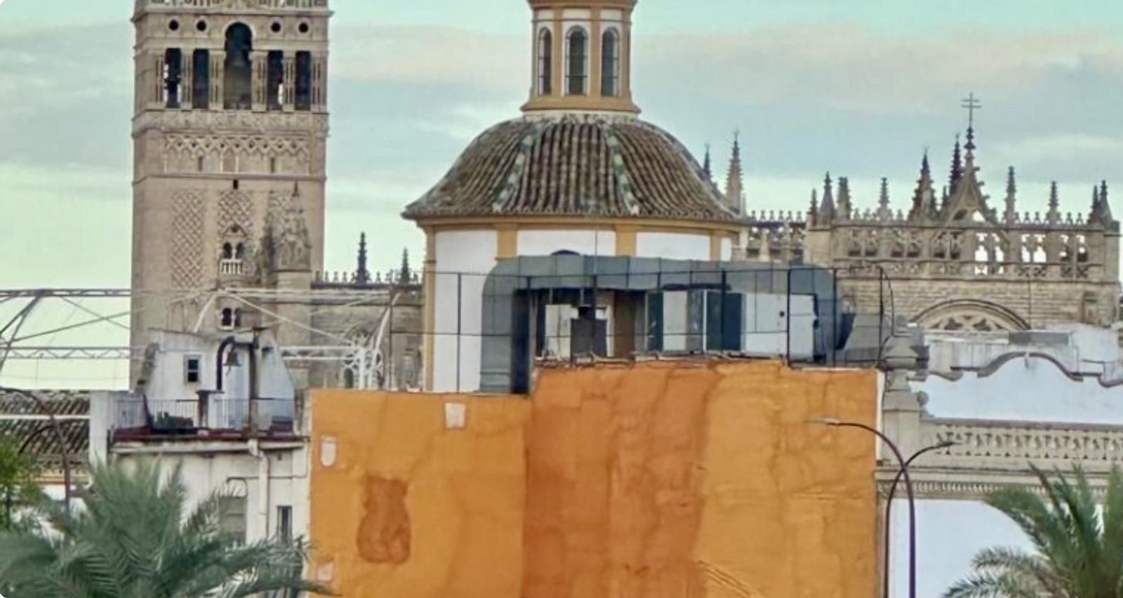 Las instalaciones que sobresalen ya en la nueva construcción junto a la plaza de toros y con la Catedral y la Giralda de fondo.