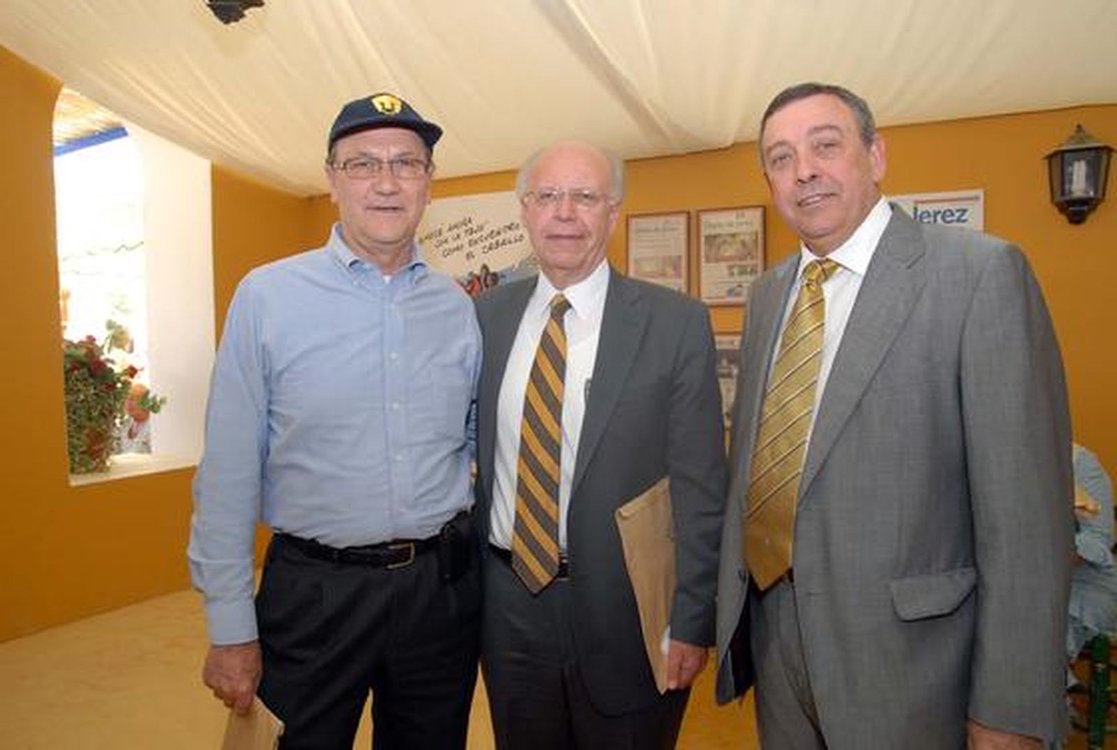 José Narro, rector de la Universidad Nacional Autónoma de México (UNAM); el secretario de la UNAM, Enrique del Val, y el rector de la UCA, Diego Sales.  

Foto: Manuel Aranda