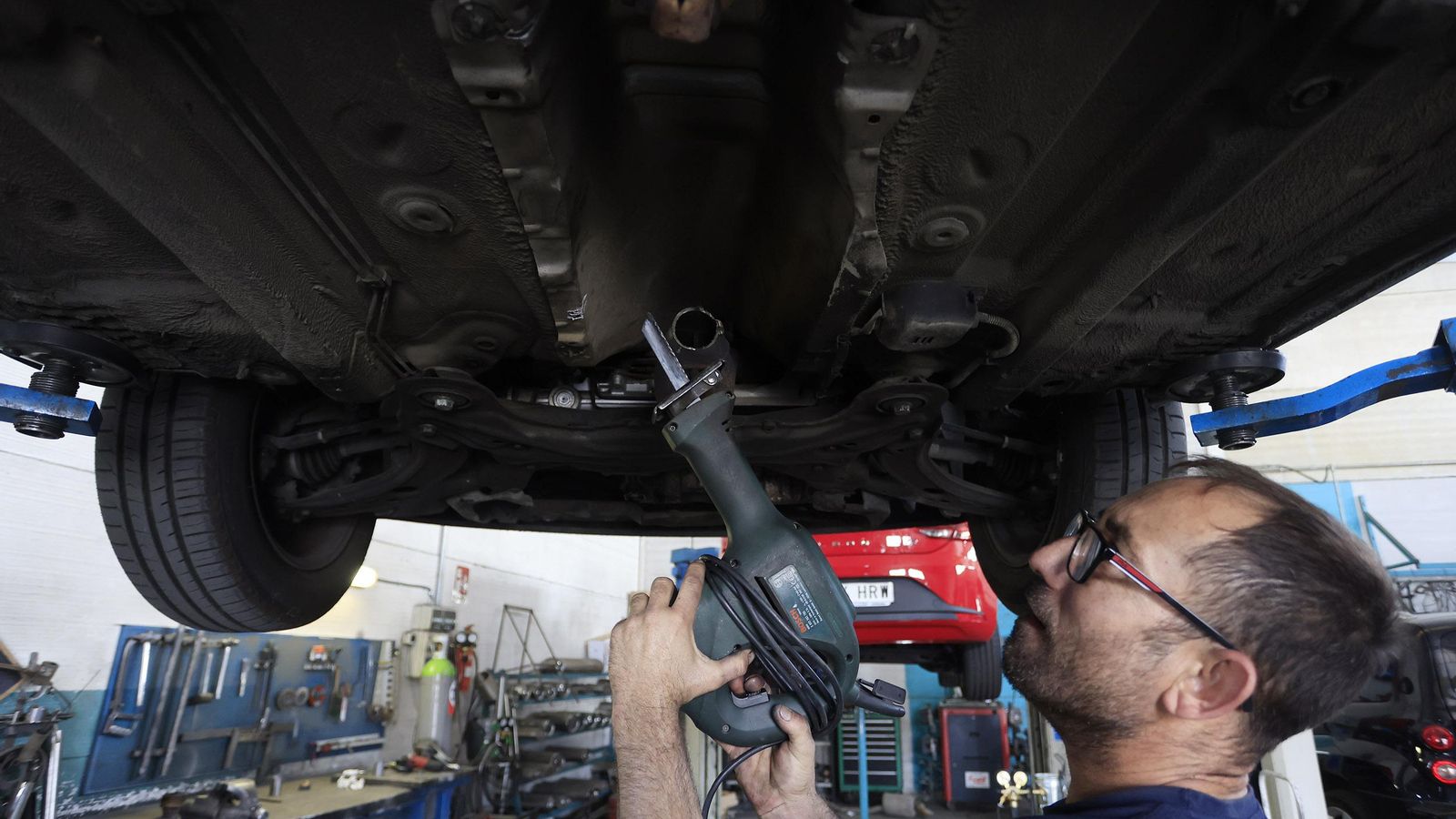 Un mecánico de Duramás explica cómo se cortan los catalizadores.