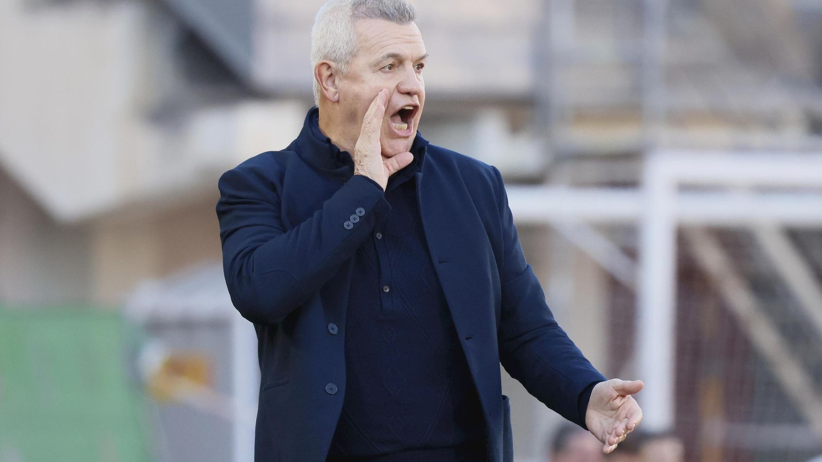 Javier Aguirre da una orden a sus jugadores.