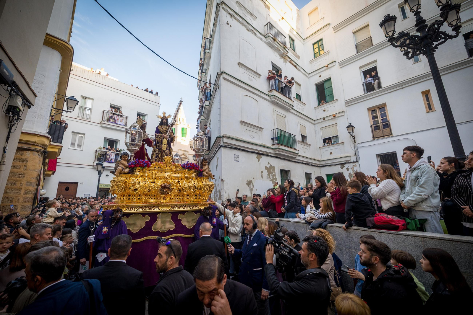 Imágenes de la salida del Nazareno en la Semana Santa de Cádiz 2025