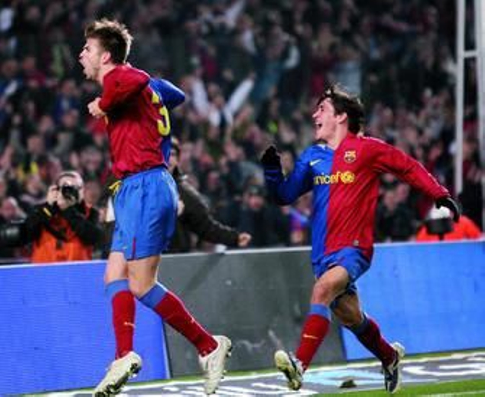Piqué y Bojan celebran uno de los goles conseguidos en la eliminatoria de Copa del Rey frente al Espanyol. Piqué y Bojan celebran uno de los goles conseguidos en la eliminatoria de Copa del Rey frente al Espanyol.