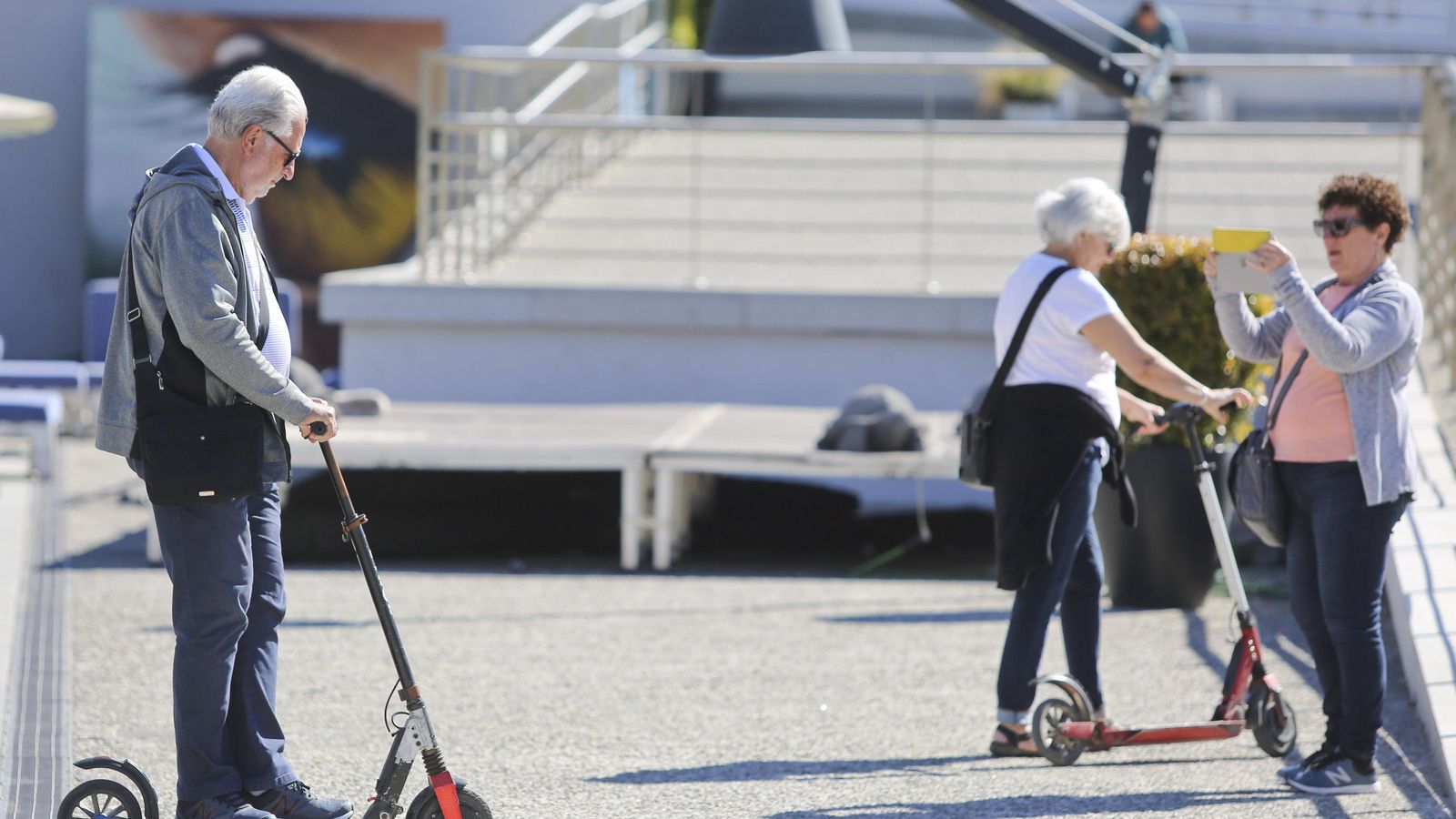 Turistas de avanzada edad se fotografían sobre estos vehículos.