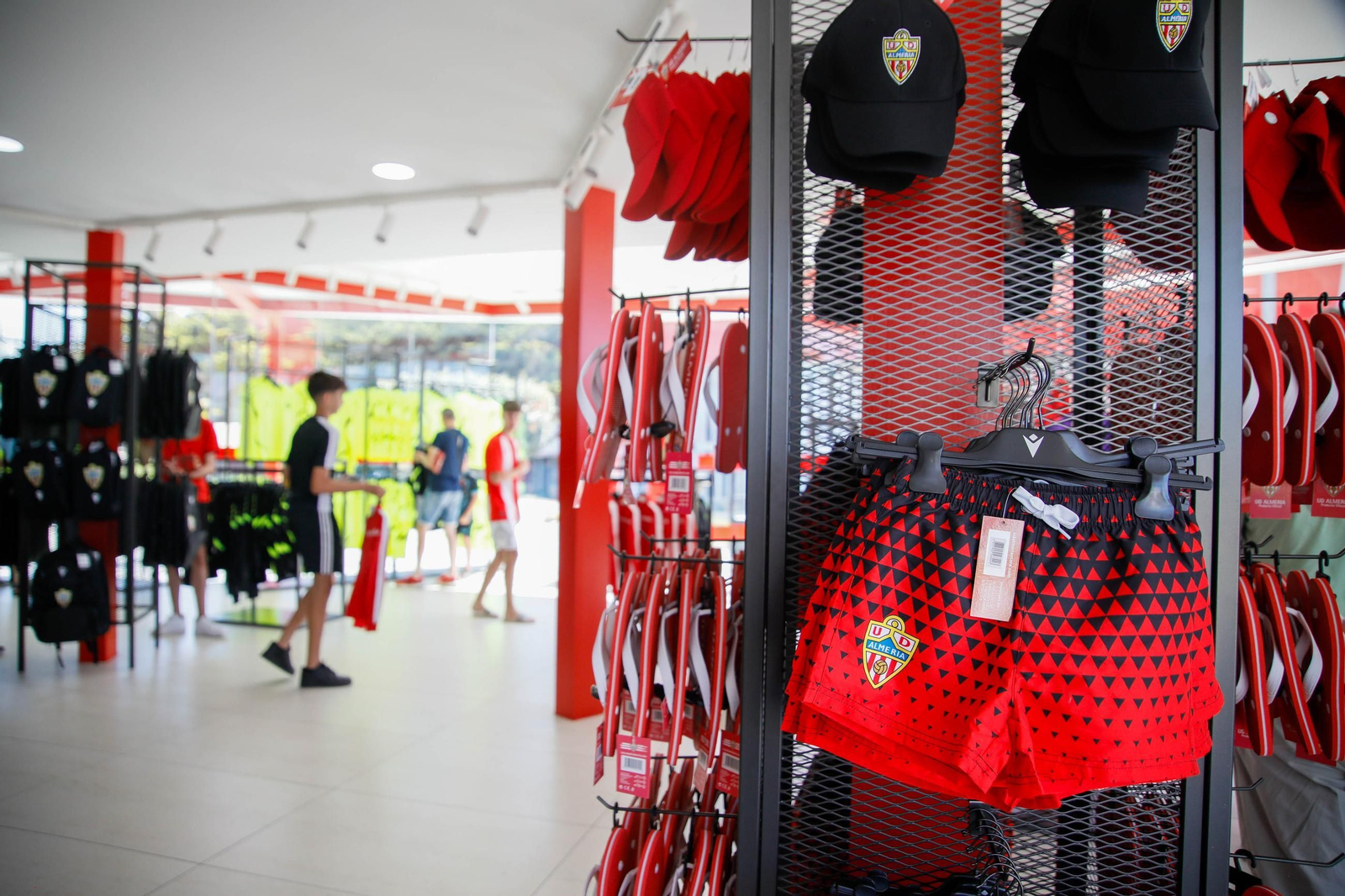 Las imágenes de la campaña de abonos de la UDA y apertura de la tienda del club