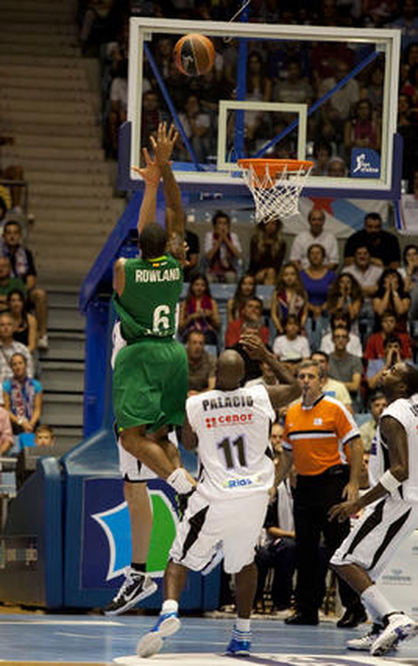 Unicaja vence en Santiago al Blusens Monbus por 71-78 después de sobreponerse a un mal inicio

Foto: ACBMEDIA