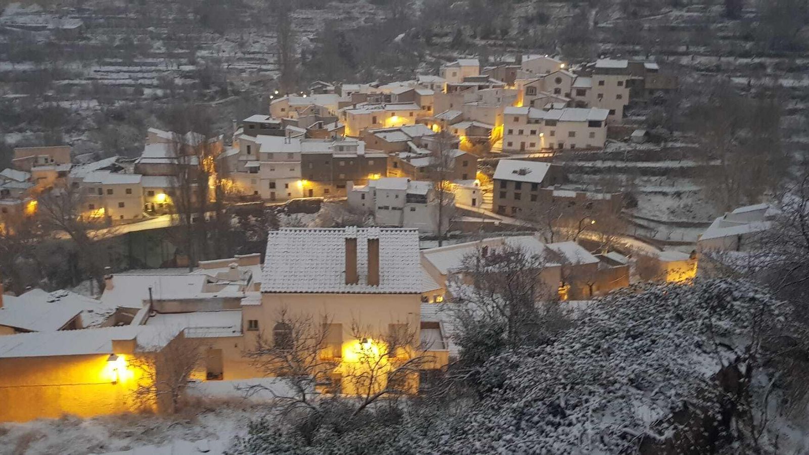 Estampa de Bacares anoche tras la nevada.