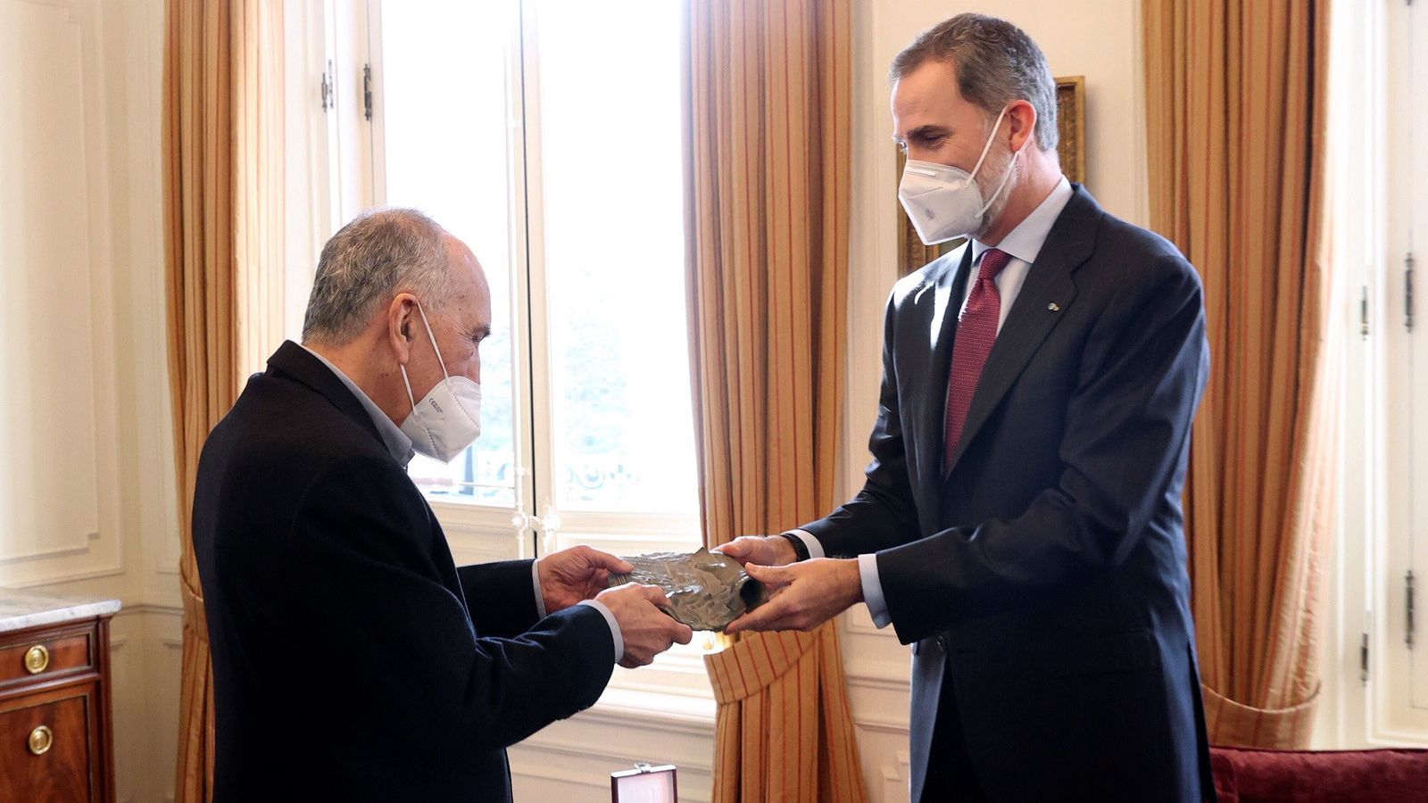 Recogiendo de Felipe VI el Premio Cervantes, el pasado diciembre.