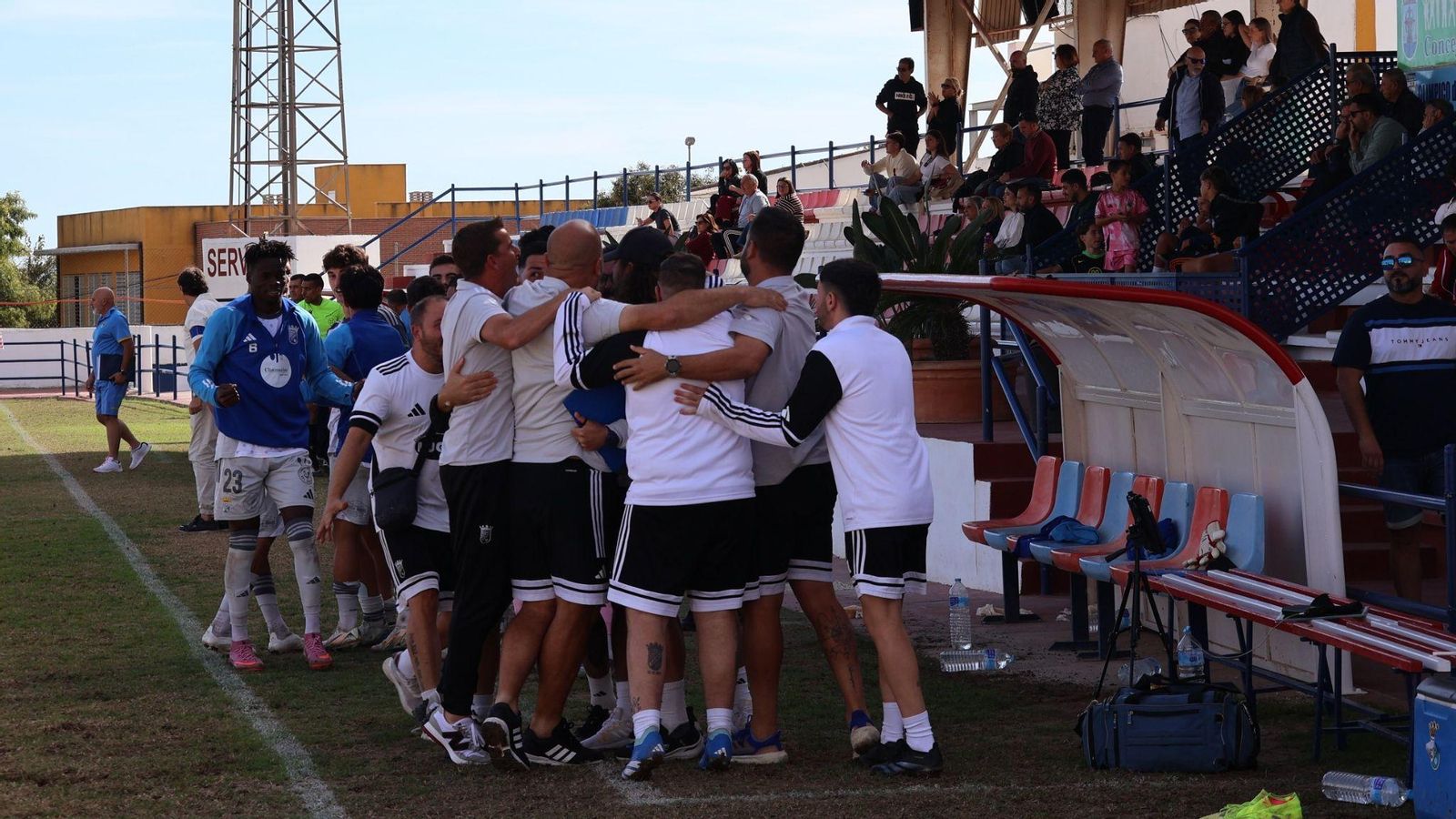 Los técnicos del Xerez CD hacen piña para celebrar el triunfo frente a La Unión.
