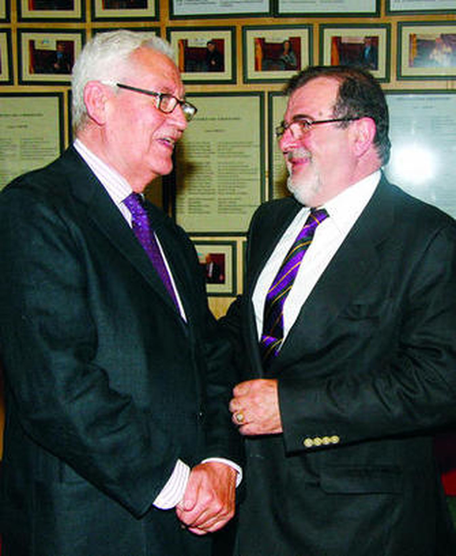 Escuredo, con Borbolla, que le sucedió en la presidencia de la Junta.