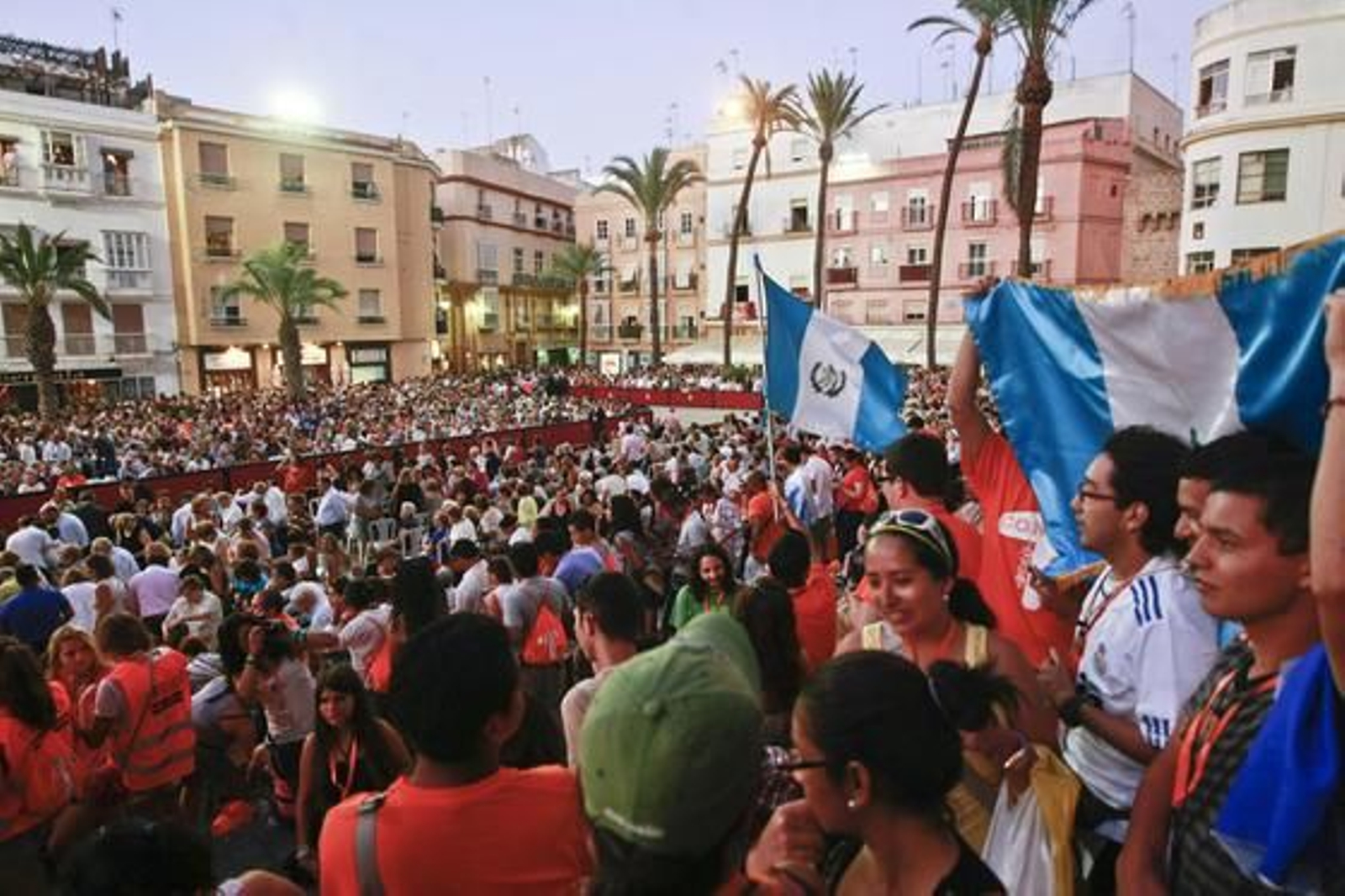 Miles de personas abarrotan las calles de la capital para disfrutar de la  magna de pasos con motivo de la JMJ. Participaron 15 cofradías de la diócesis./Fotos:Julio González

Foto: Julio Gonzalez