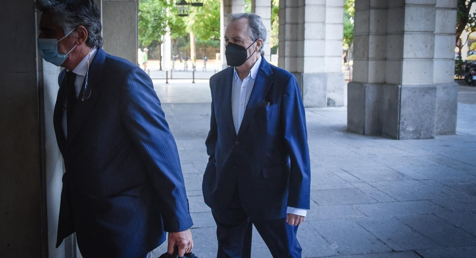 El ex presidente de Invercaria Tomás Pérez-Sauquillo llega a la Audiencia de Sevilla, con su abogado, Javier Vidal.