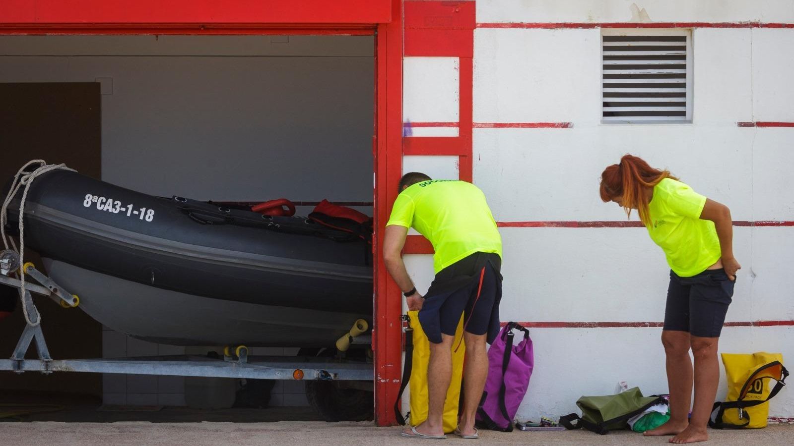 Los socorristas tienen que cambiarse fuera del módulo por el mal estado que tiene el interior.