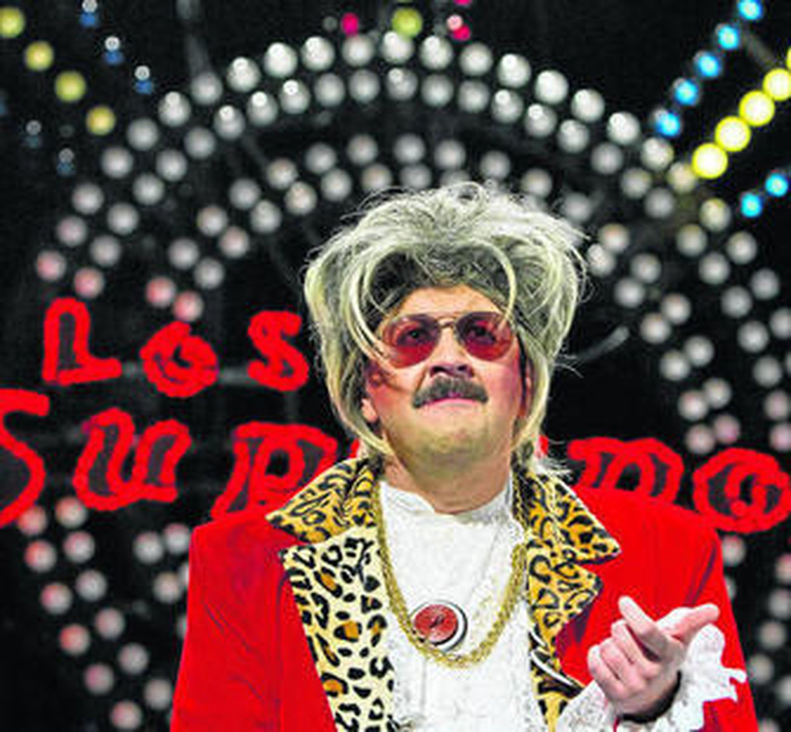 José Antonio Vera Luque cantando con su chirigota 'Los superpop (una chirigota ochentera)'.