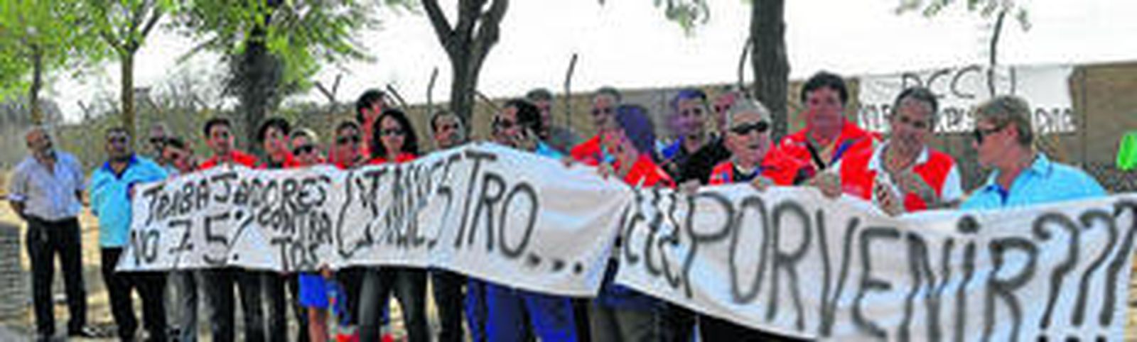 Profesionales de Cuidados Críticos y Urgencias  protestan en el Distrito Sanitario Sevilla.