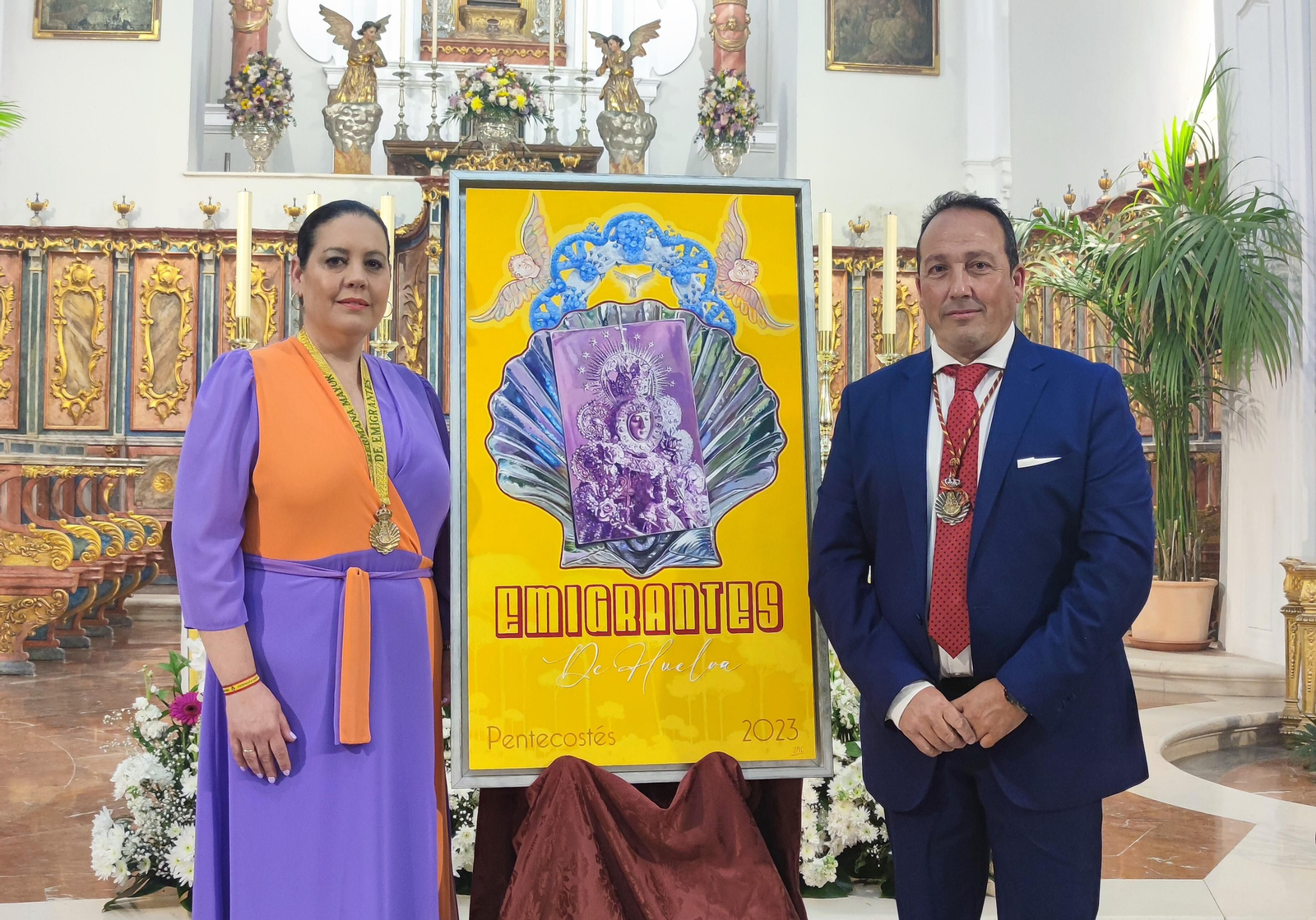 El pregonero junto al cartel de la Romería 2023