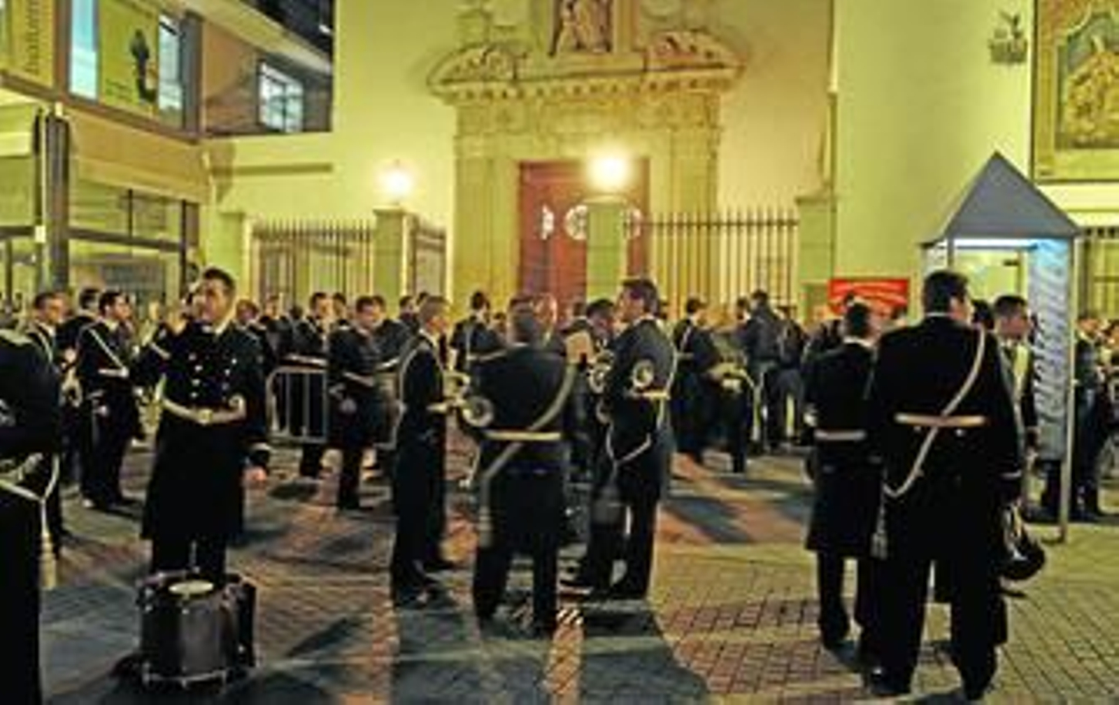 Una de las bandas que actuó en la iglesia del Santo Ángel durante el certamen, aguarda en la calle Rioja.