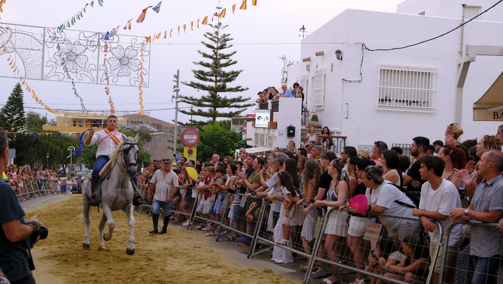 La popular carrera de cintas a caballo de las Fiestas de Mojácar, en imágenes