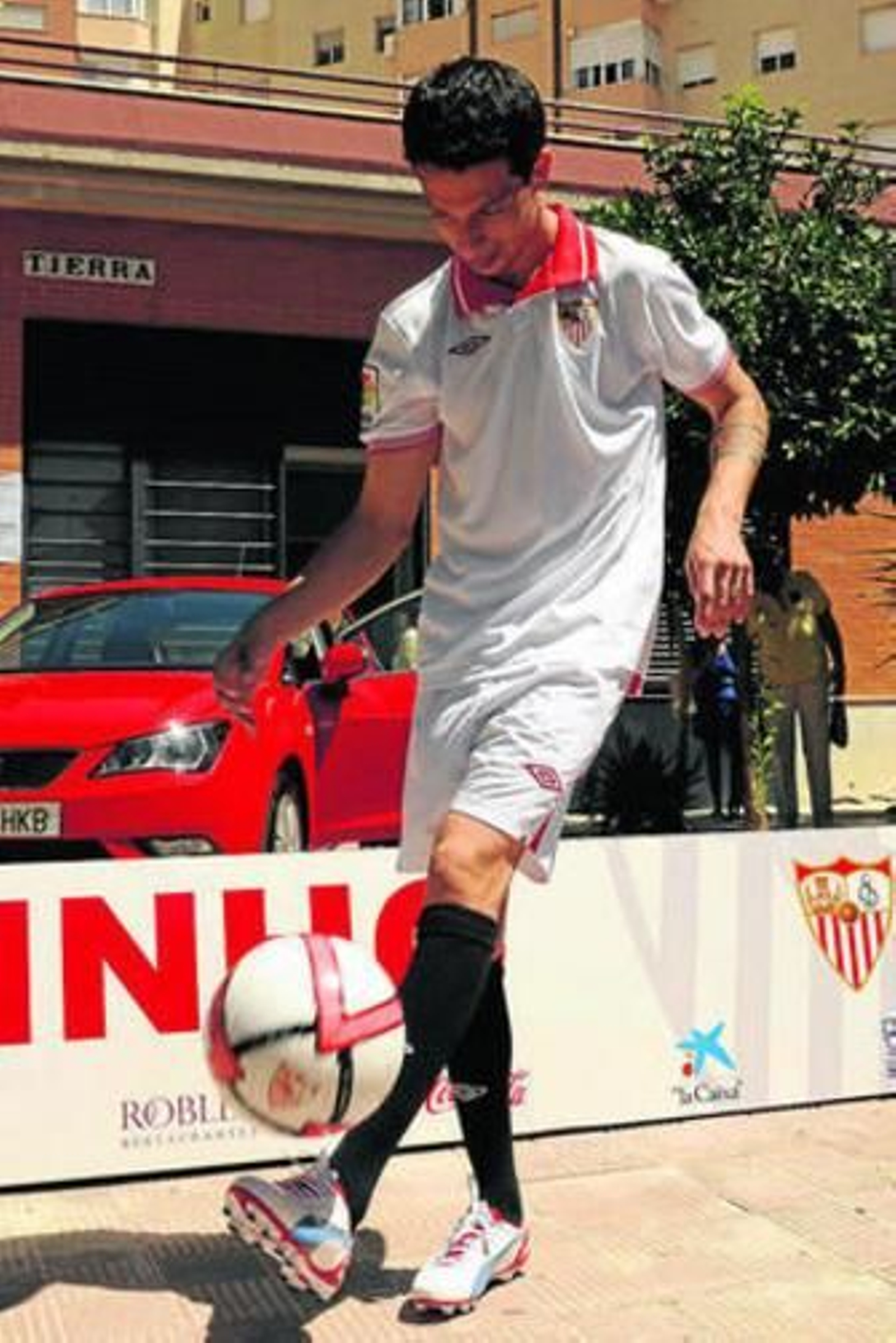 Cicinho toca el balón tras su presentación oficial.