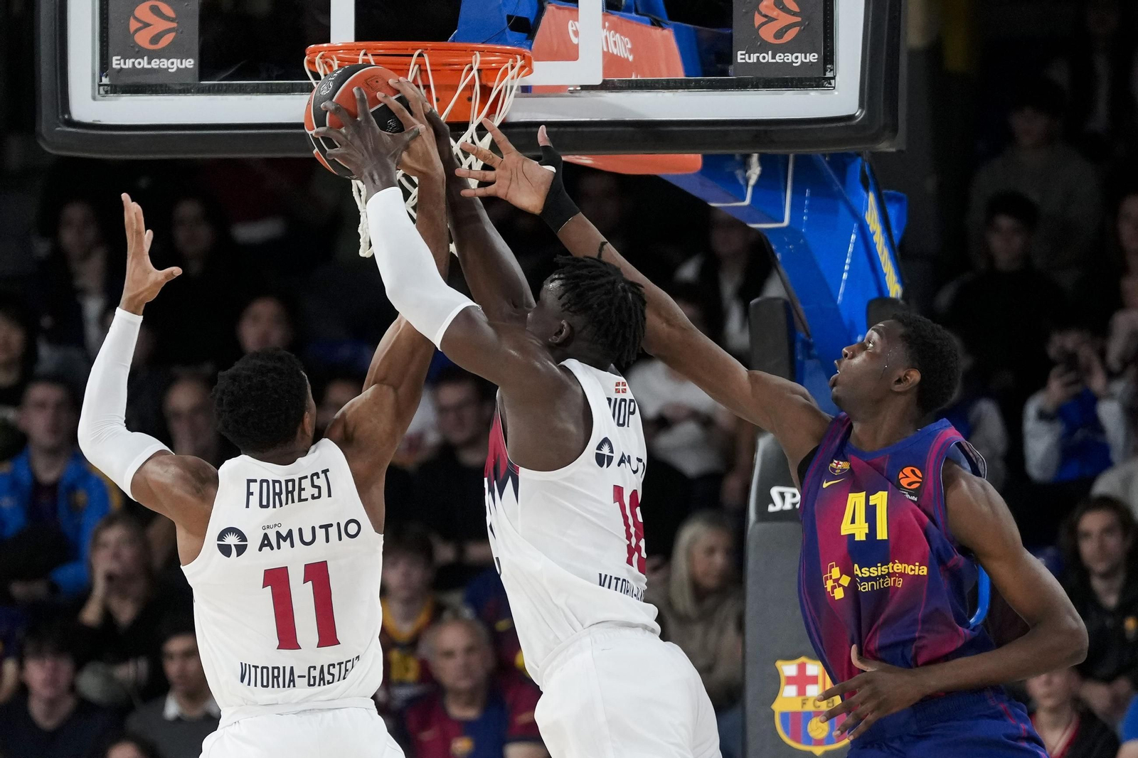 El Baskonia vendrá a Málaga tras tres prórrogas y derrota en el Palau en un partido histórico