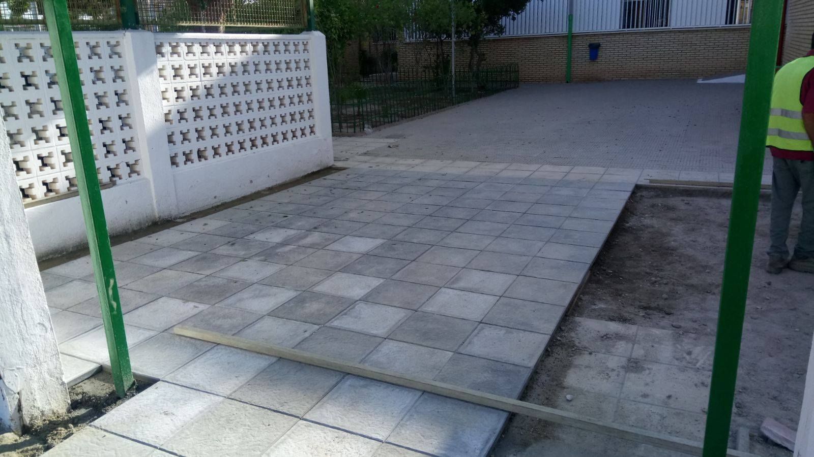 Arreglo del exterior de uno de los centros educativos.