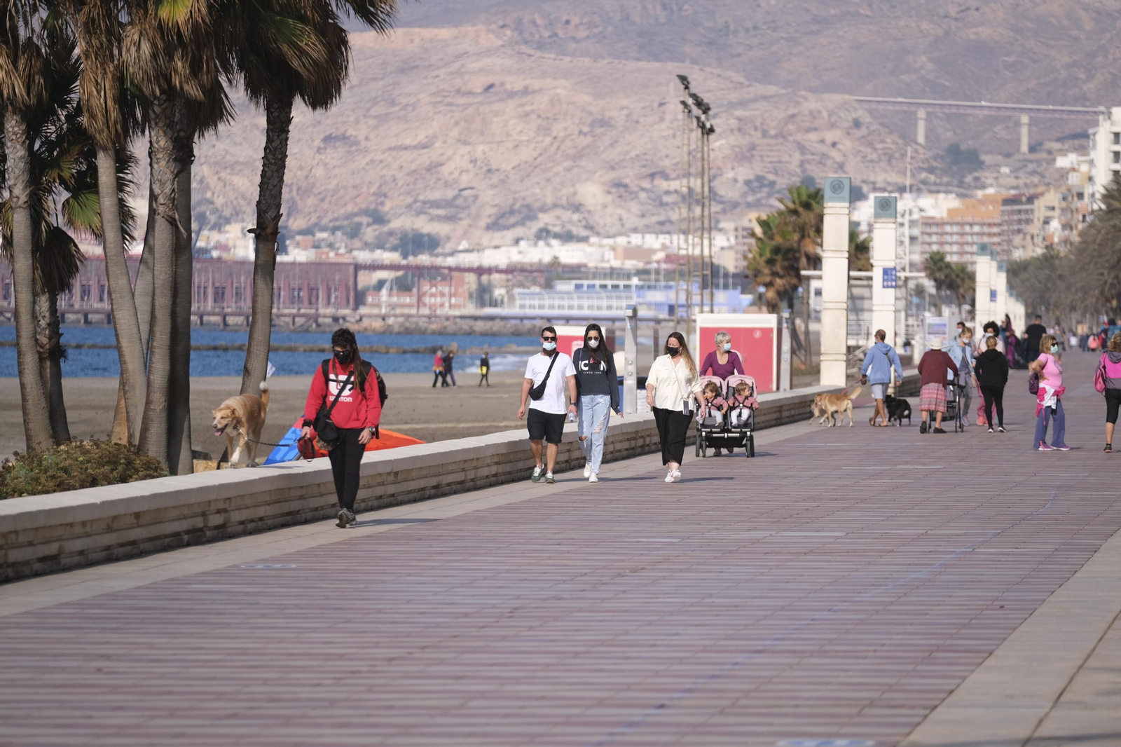 Almerienses caminando por el Paseo Marítimo.