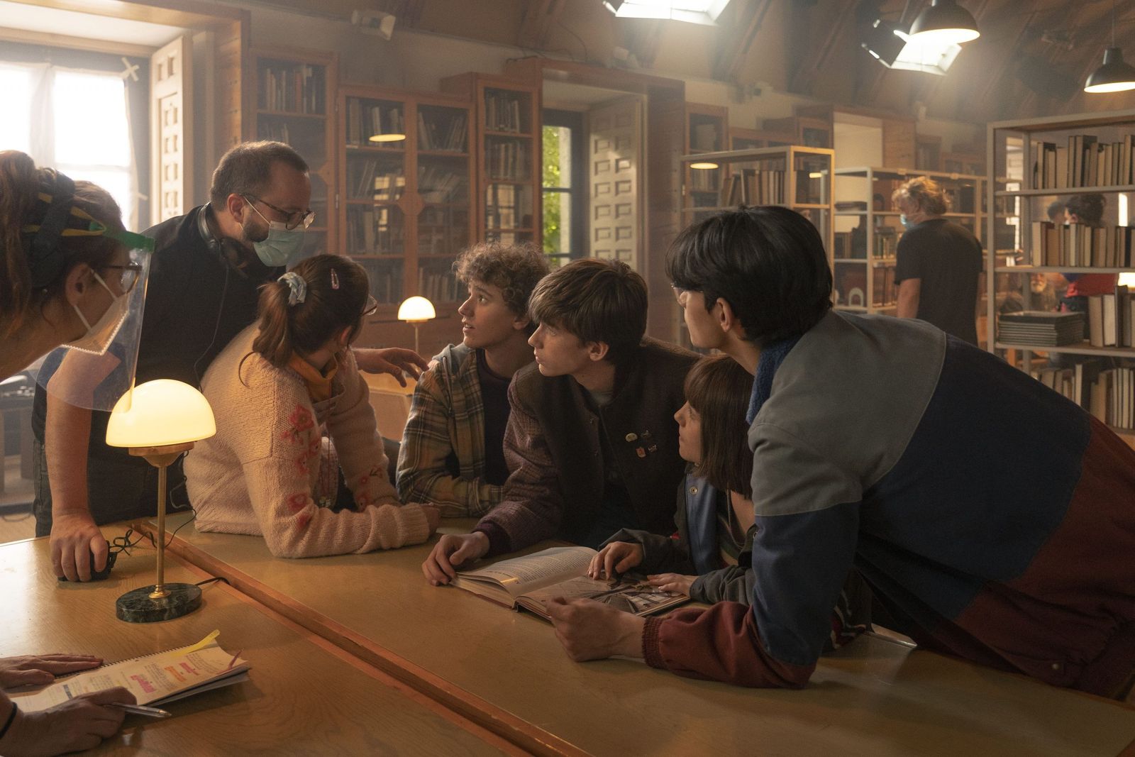 Los jóvenes de 'Paraíso' con el director de la serie