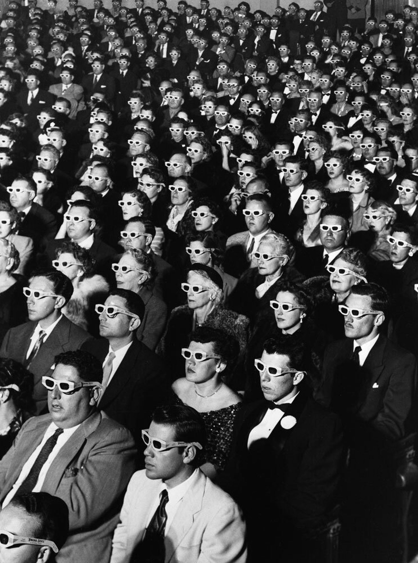 Proyección del primer filme íntegro en 3D (Paramount Theater, Hollywood, 1952).