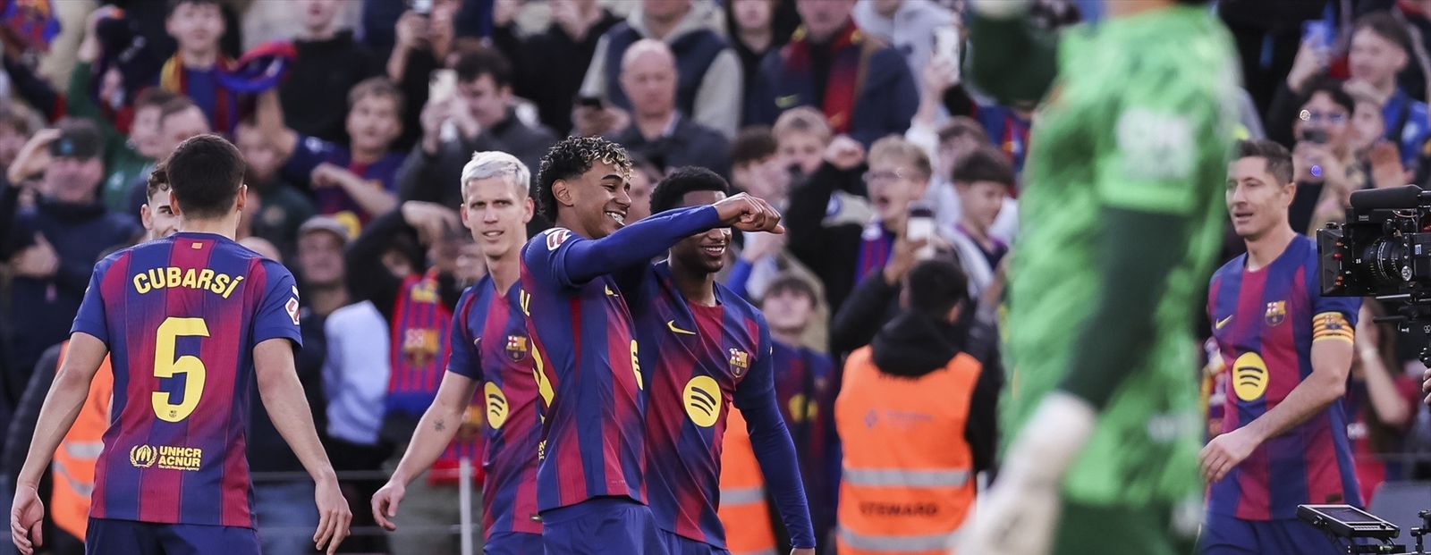 Lamine Yamal festeja con Balde y con el resto de sus compañeros su gol al Mallorca.