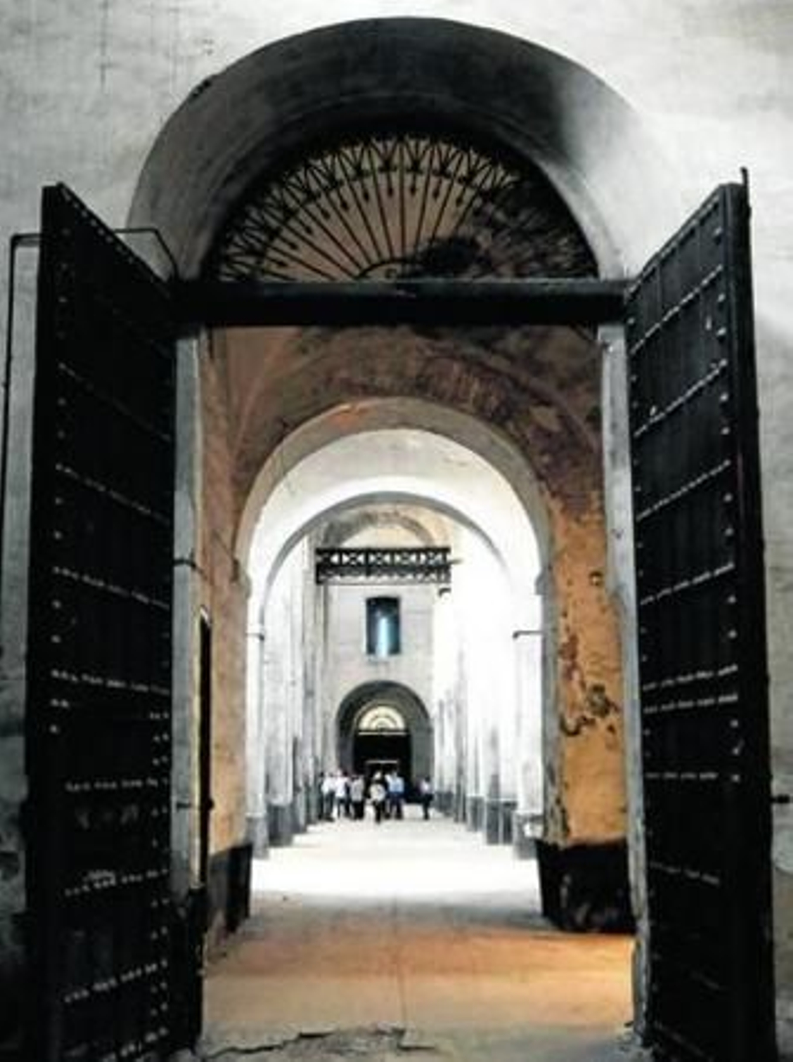 Los impresionantes arcos del interior de la Real Fábrica de Artillería.