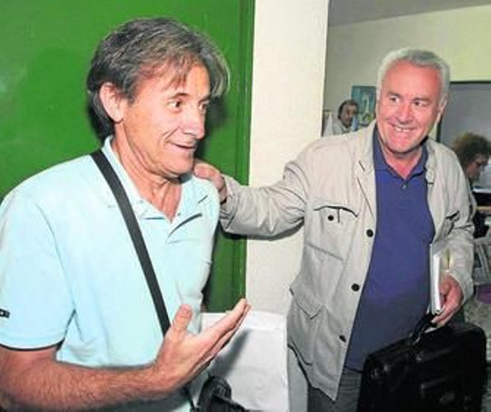 Pedro Escobar, líder de IU-Extremadura, y el coordinador federal de IU, Cayo Lara, en junio de 2011.