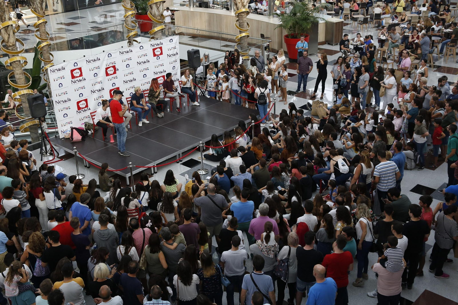 Miles de personas llenaron la Plaza Generalife del Centro Comercial Nevada para ver a sus ídolos.