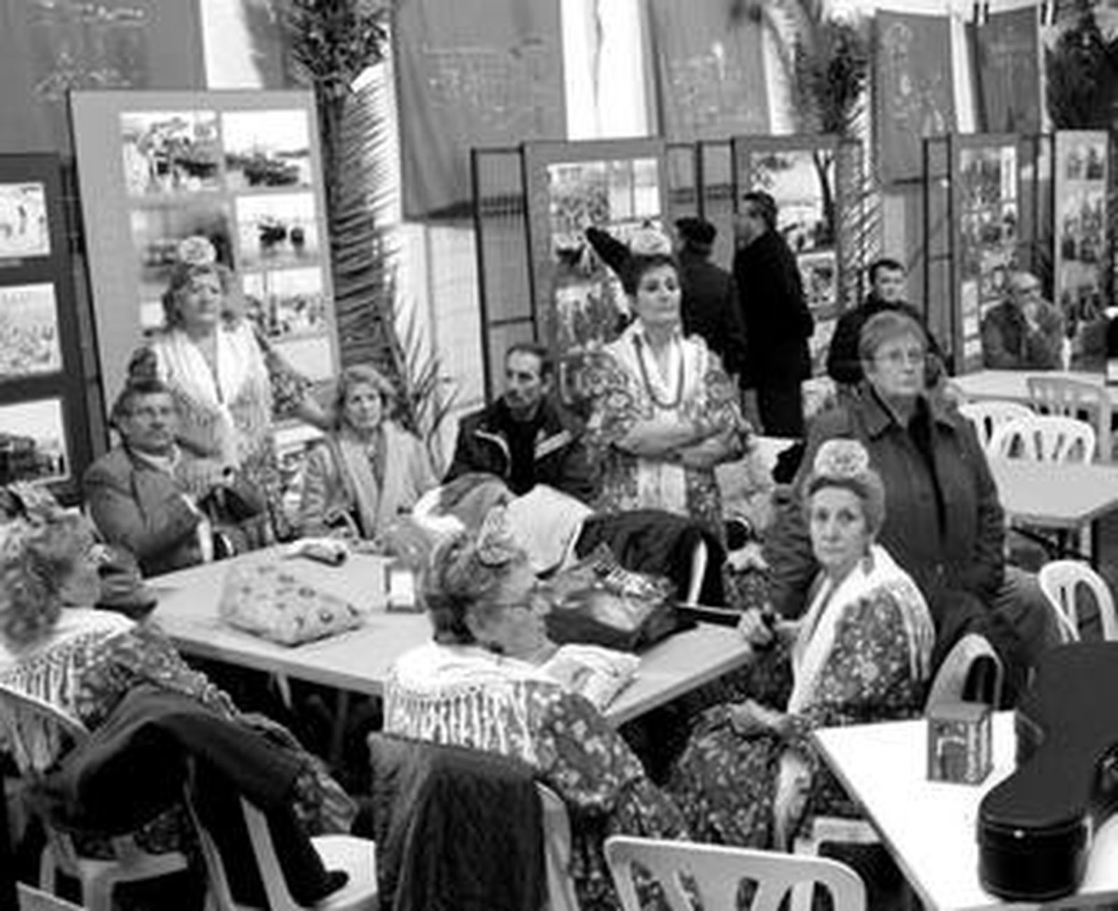 Los antiguos vecinos de San Sebastián muestran en su carpa la Huelva de ayer