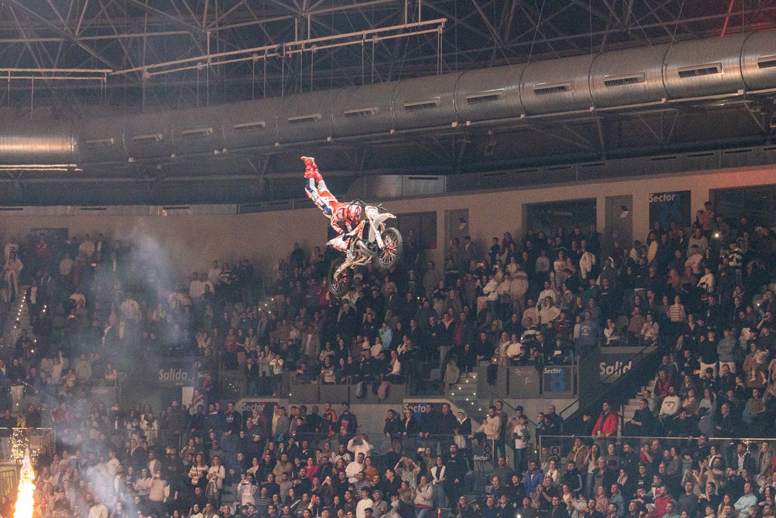 En imágenes: el Olivo Arena vibra con piruetas y motor en estado puro en el Soloflow Freestyle (2)