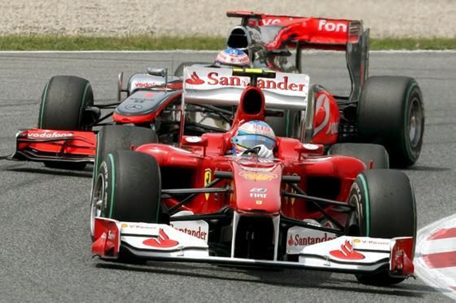 Fernando Alonso queda segundo en un Gran Premio dominado de principio a fin por el piloto de Red Bull Mark Webber. / Reuters