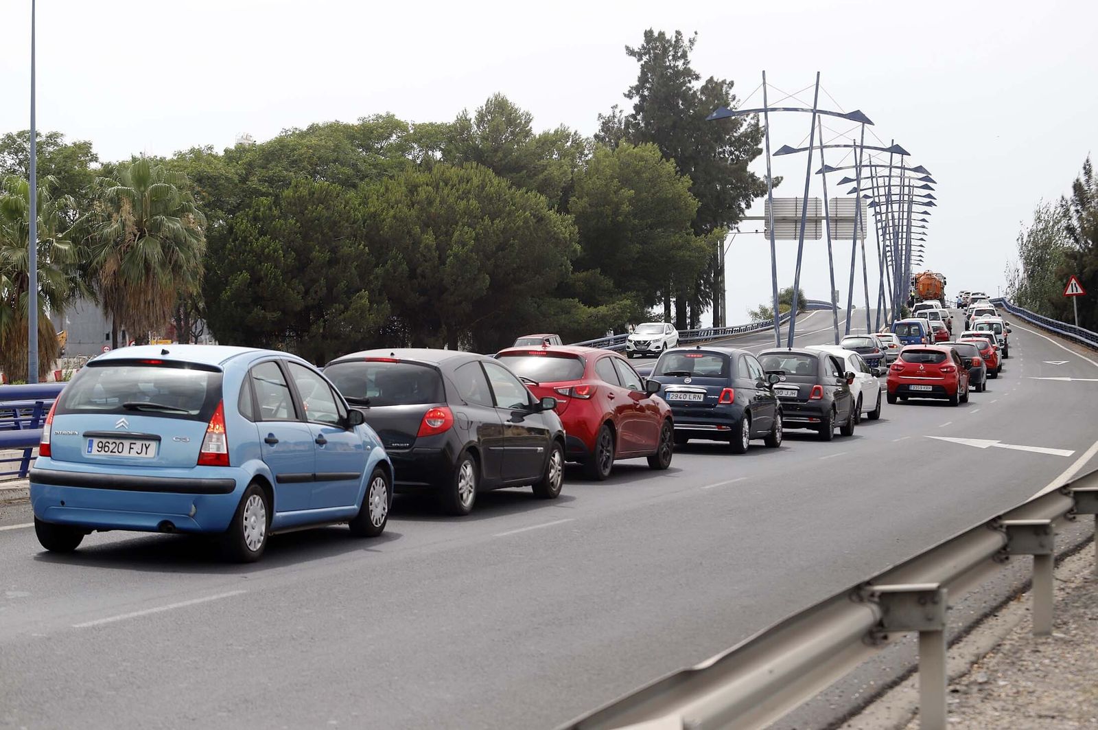 Imágenes de las retenciones provocadas por un accidente en el puente del Odiel