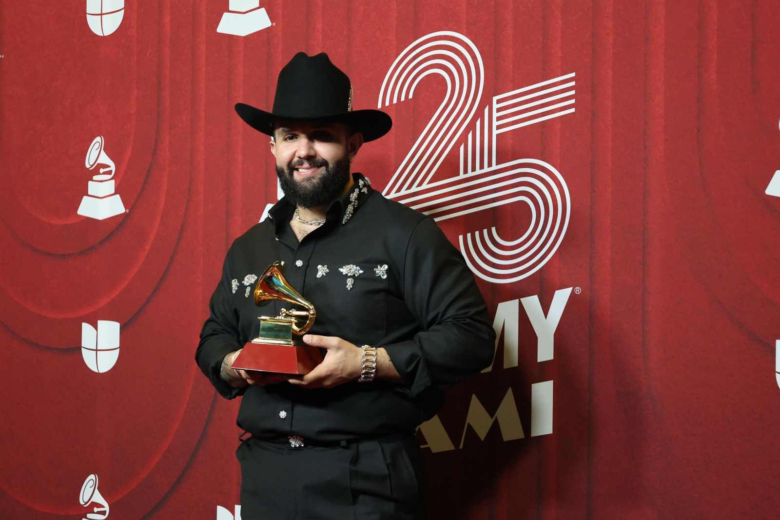 Todos los famosos, tendencias y curiosidades en la alfombra roja de la 25 edición de los Grammy Latinos